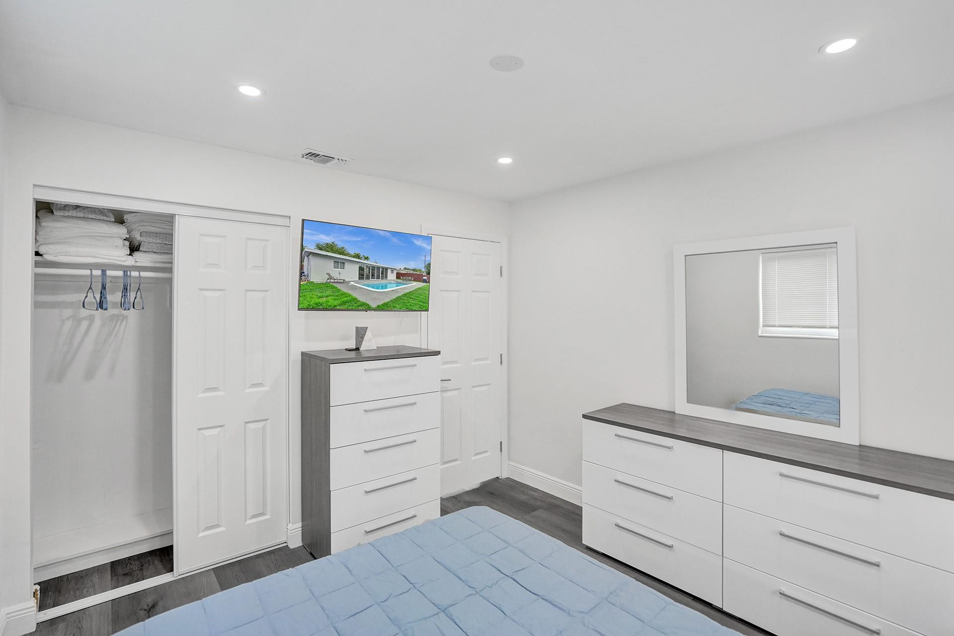 HOLLYWOOD HILLS - Residential