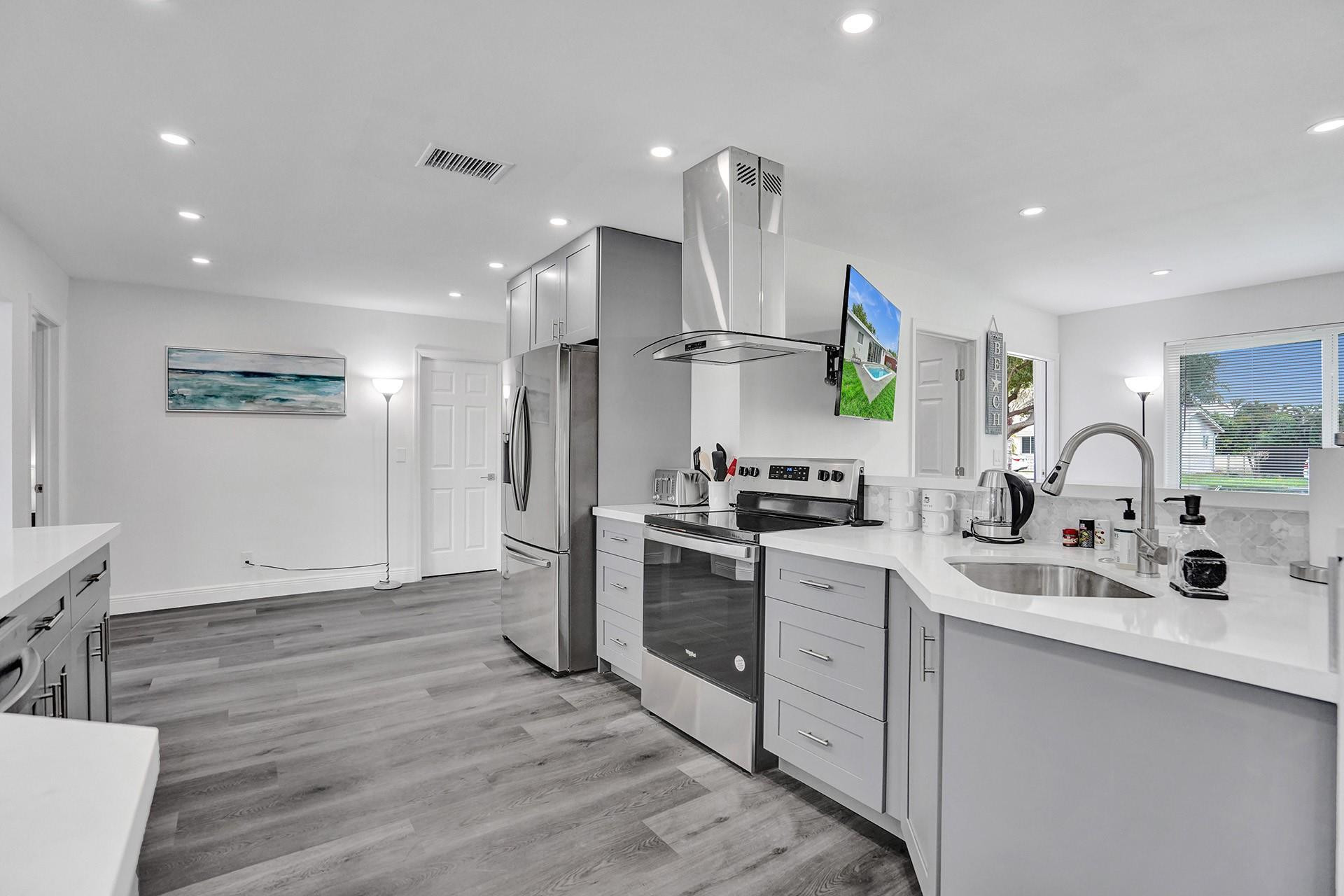 HOLLYWOOD HILLS - Residential