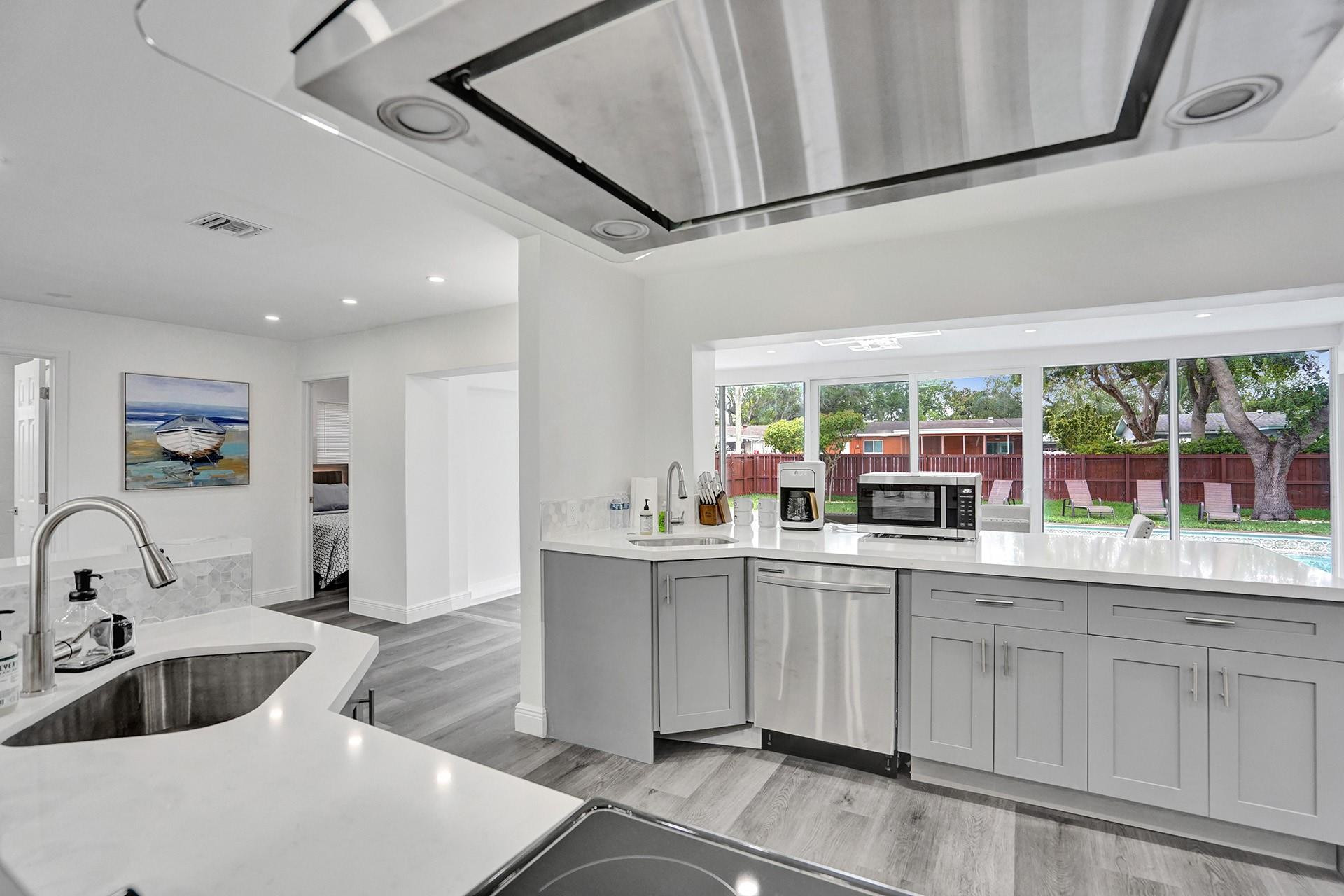 HOLLYWOOD HILLS - Residential