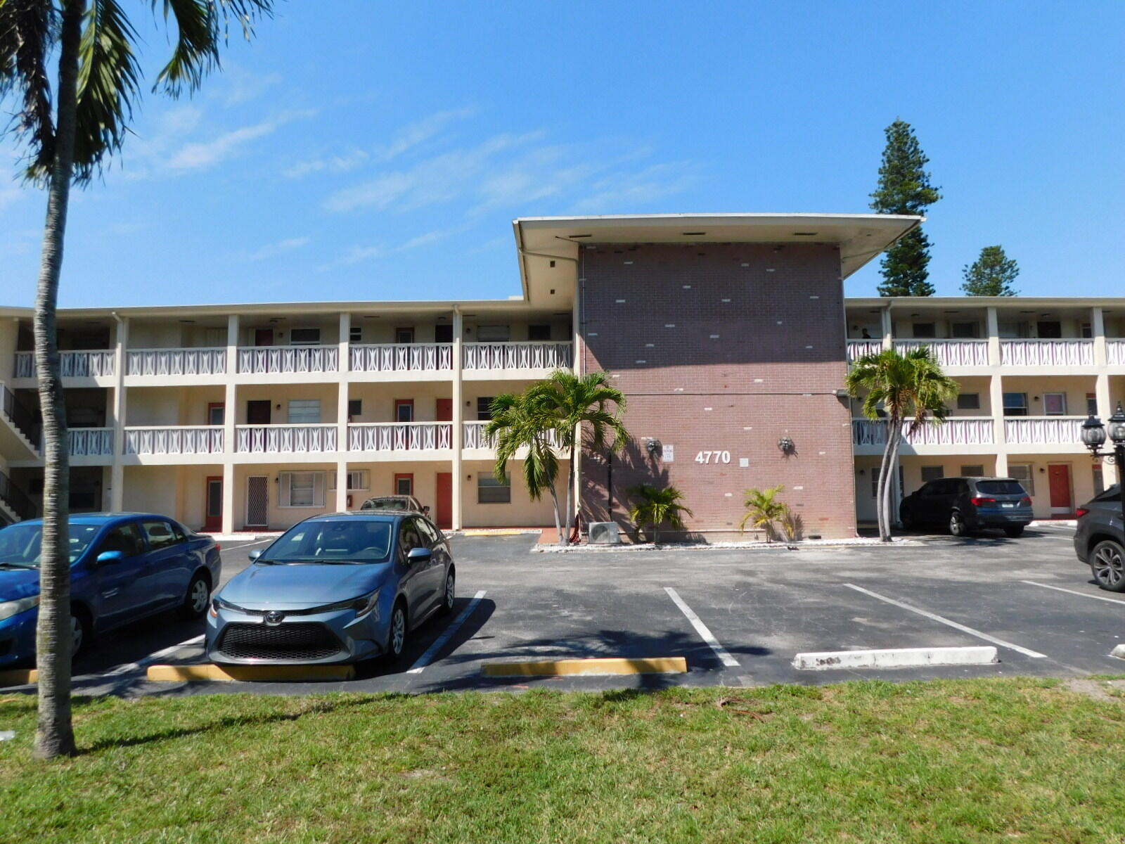 LAKE PARK GARDENS 4 INC CONDO - Residential