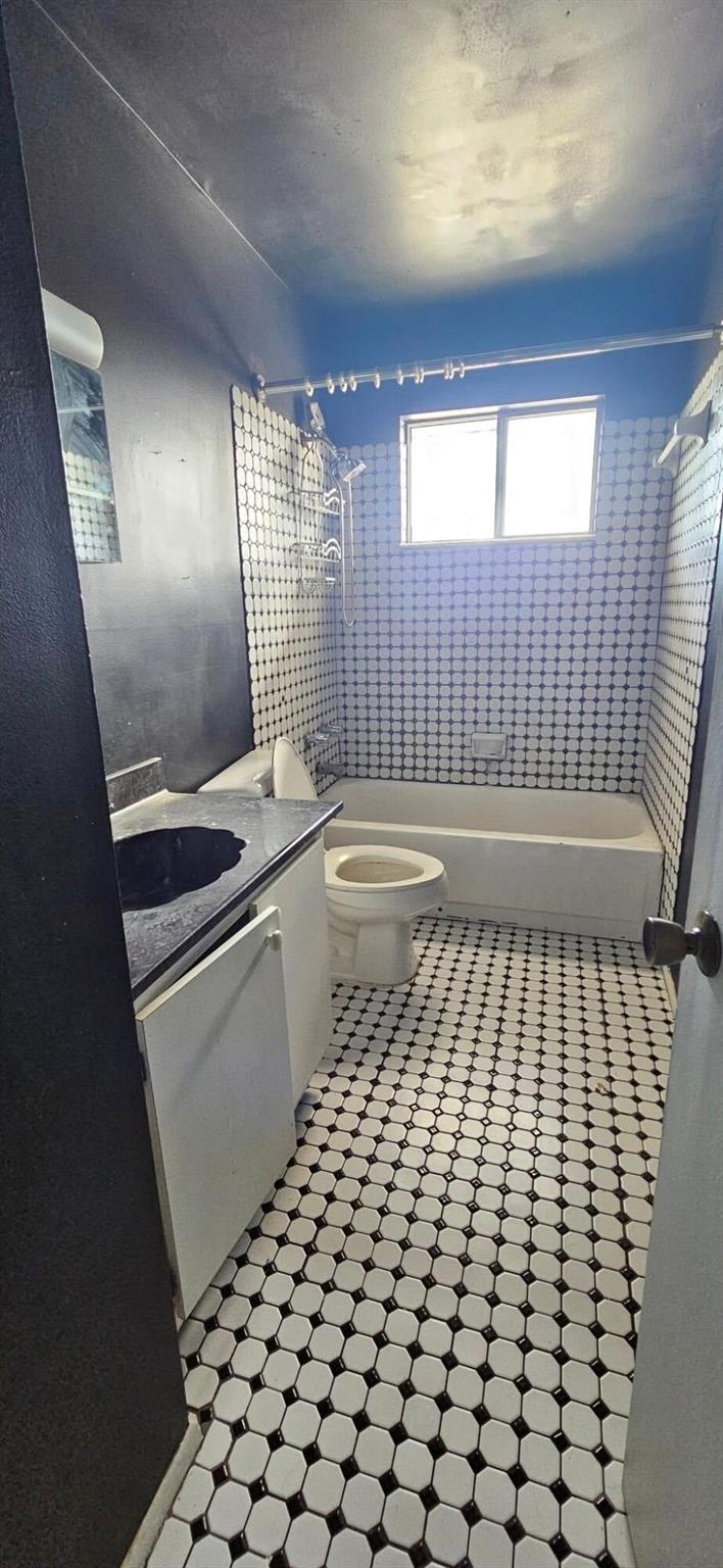 TIFFANY LAKE CONDO PH 1 - Residential