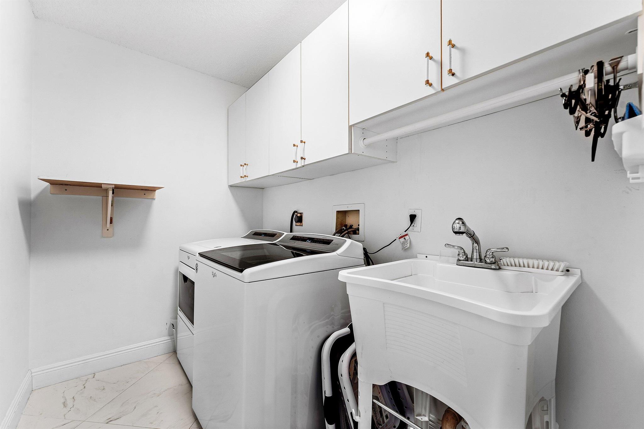 WOODS AT HUNTERS RUN COND - Residential