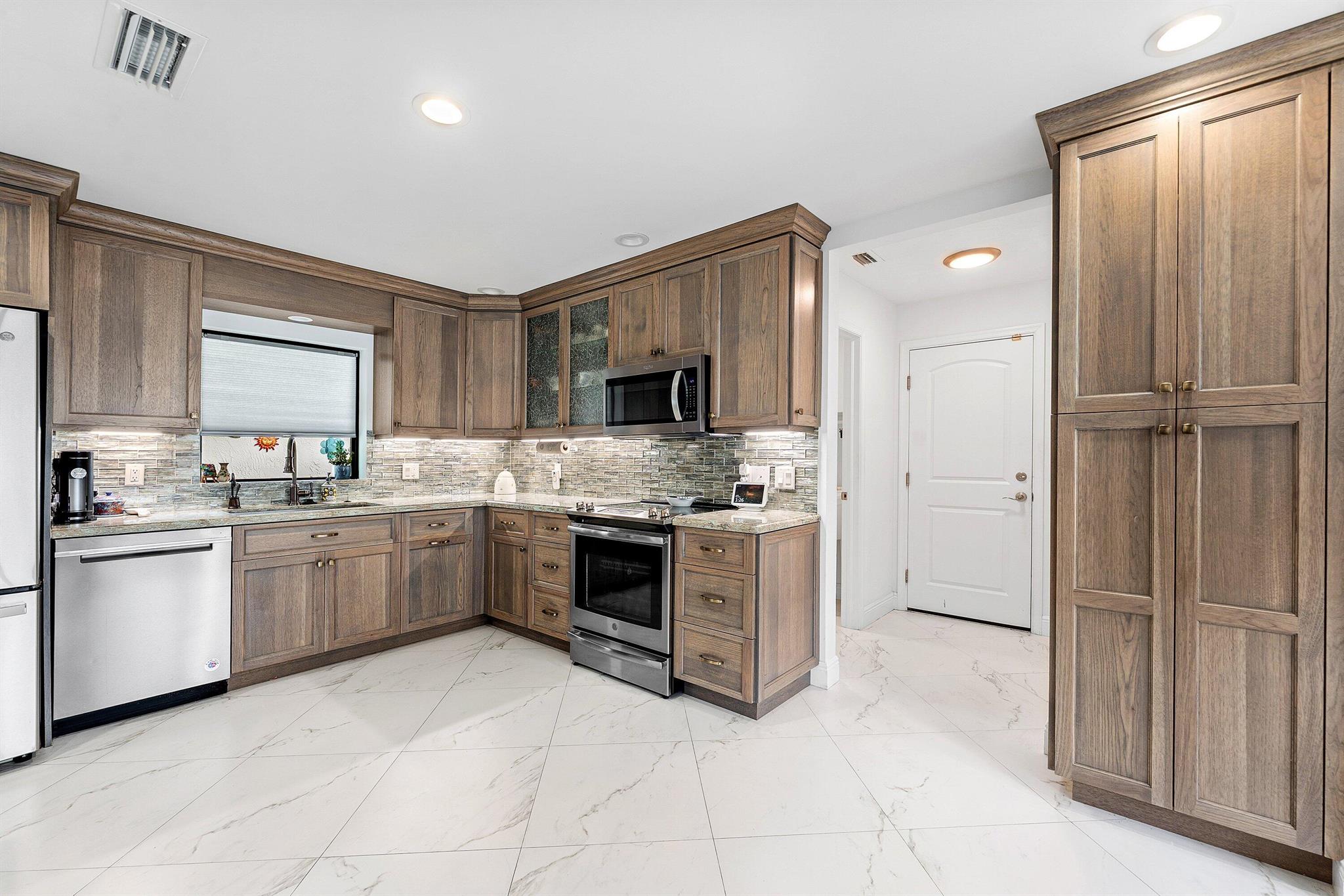 WOODS AT HUNTERS RUN COND - Residential