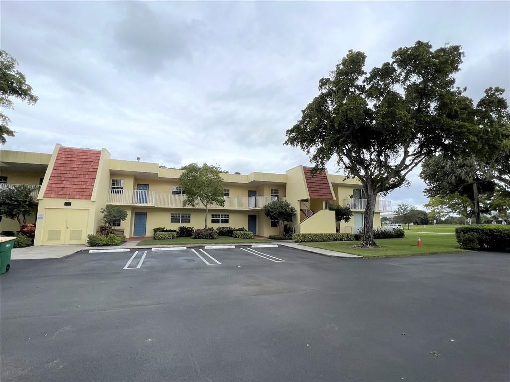 Photo of 550 Oaks Ln #202, Pompano Beach, FL 33069 (MLS # F10309137)