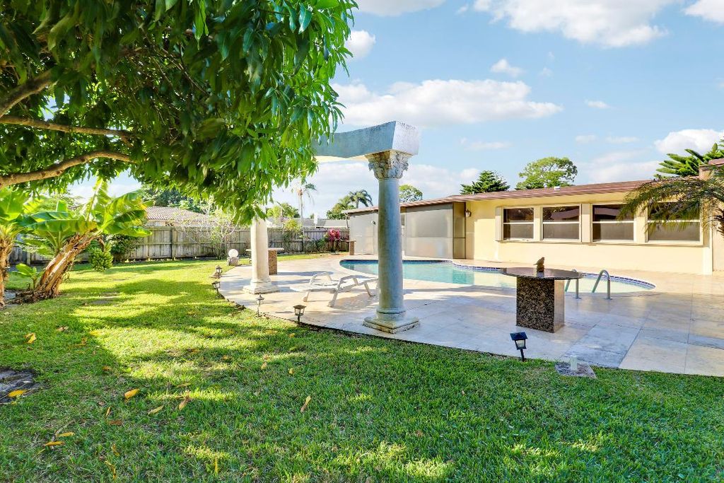 Photo of 10868 Larch Court, Palm Beach Gardens, FL 33418 (MLS # R11148681)