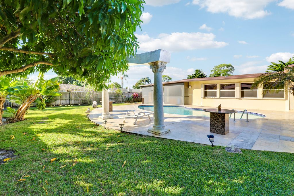 Photo of 10868 Larch Court, Palm Beach Gardens, FL 33418 (MLS # R11148681)