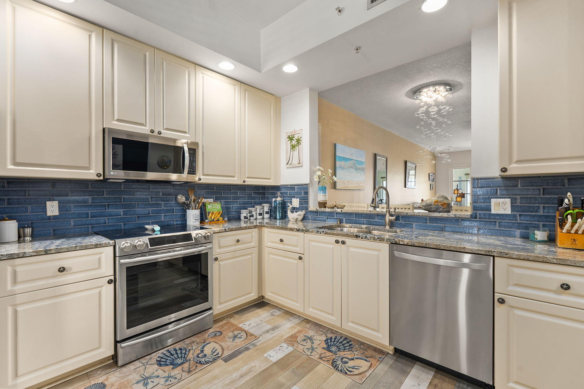 HARBOUR ISLE AT HUTCHINSON ISLAND WEST - Residential