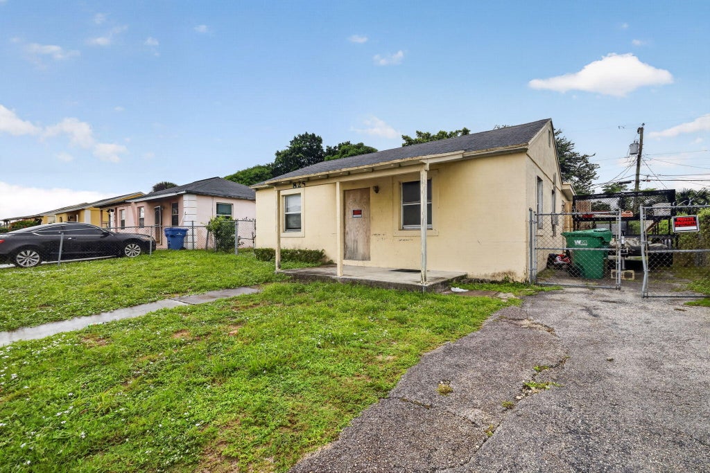 Photo of 825 W 5th Street, Riviera Beach, FL 33404 (MLS # B26082324)