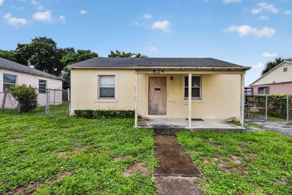 Photo of 825 W 5th Street, Riviera Beach, FL 33404 (MLS # B26082324)
