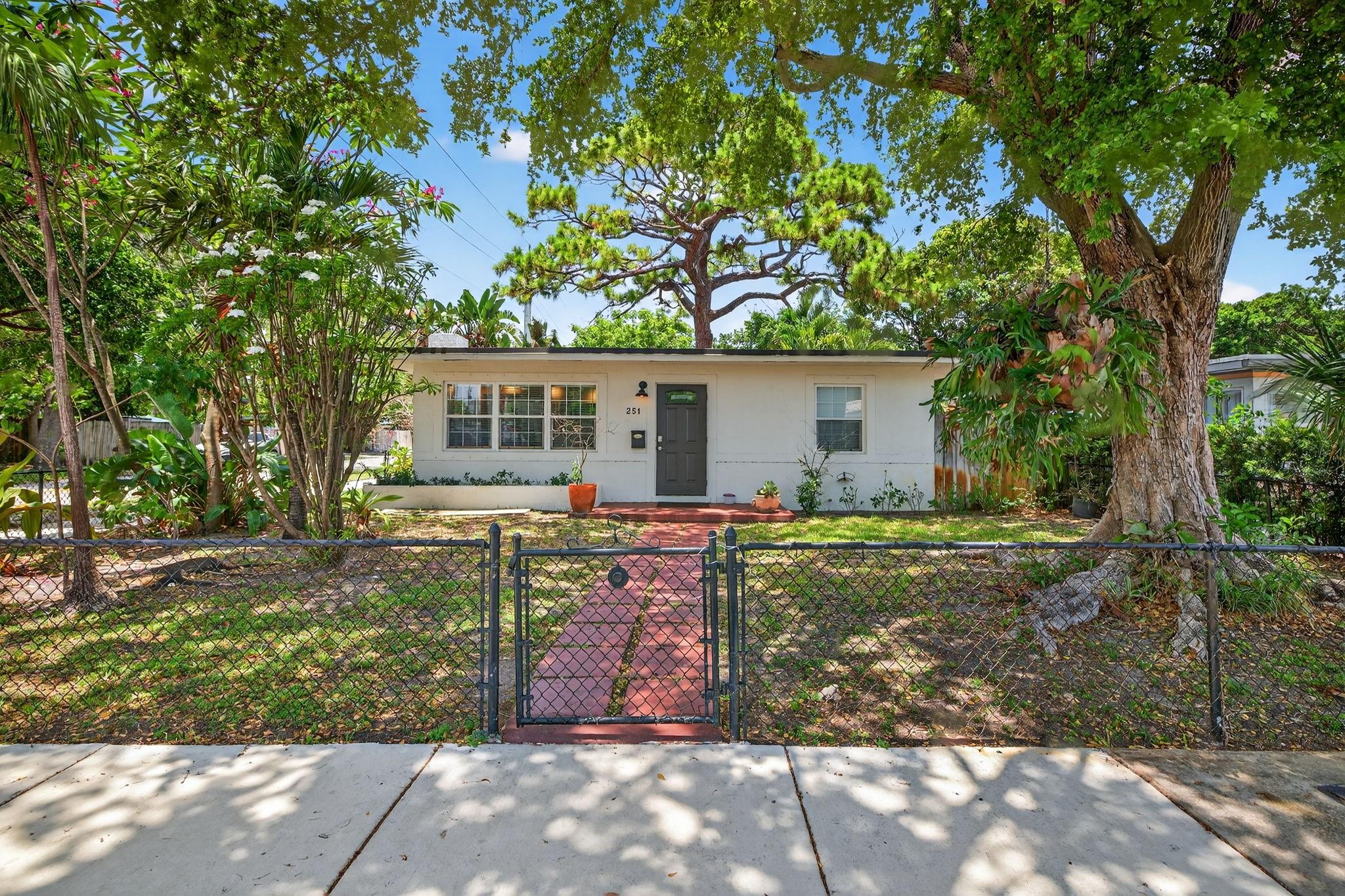Charming & updated 2-bedroom, 1-bathroom home situated on a desirable corner lot with coveted south and west sun exposure. This bright and airy residence offers endless possibilities—whether you're looking for a personal residence, vacation rental (Airbnb), first-time home, or a prime investment opportunity. The lot is zoned to allow for the development of two townhomes. Currently used as yacht crew housing, the property is versatile and move-in ready. Enjoy unbeatable proximity to Las Olas Boulevard, downtown Fort Lauderdale, Fort Lauderdale Beach, and the airport, putting shopping, dining, nightlife, and travel right at your fingertips
Don’t miss your chance to own or develop in one of Fort Lauderdale’s most dynamic areas!