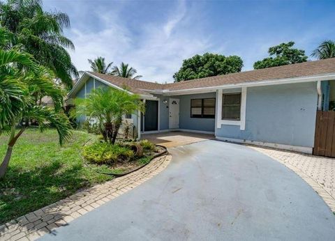 5041 Woodland Dr Delray Beach FL 33484