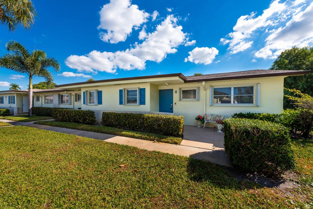 Photo of 2824 E Crosley Drive E #H, West Palm Beach, FL 33415 (MLS # R11160494)