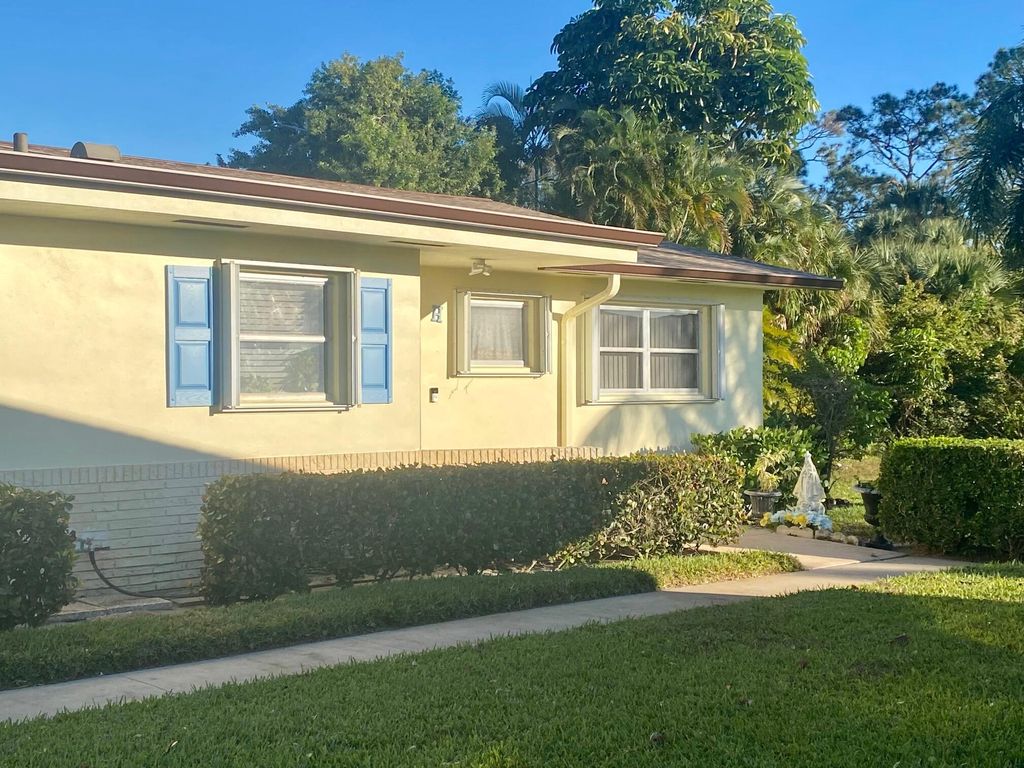 Photo of 2824 E Crosley Drive E #H, West Palm Beach, FL 33415 (MLS # R11160494)