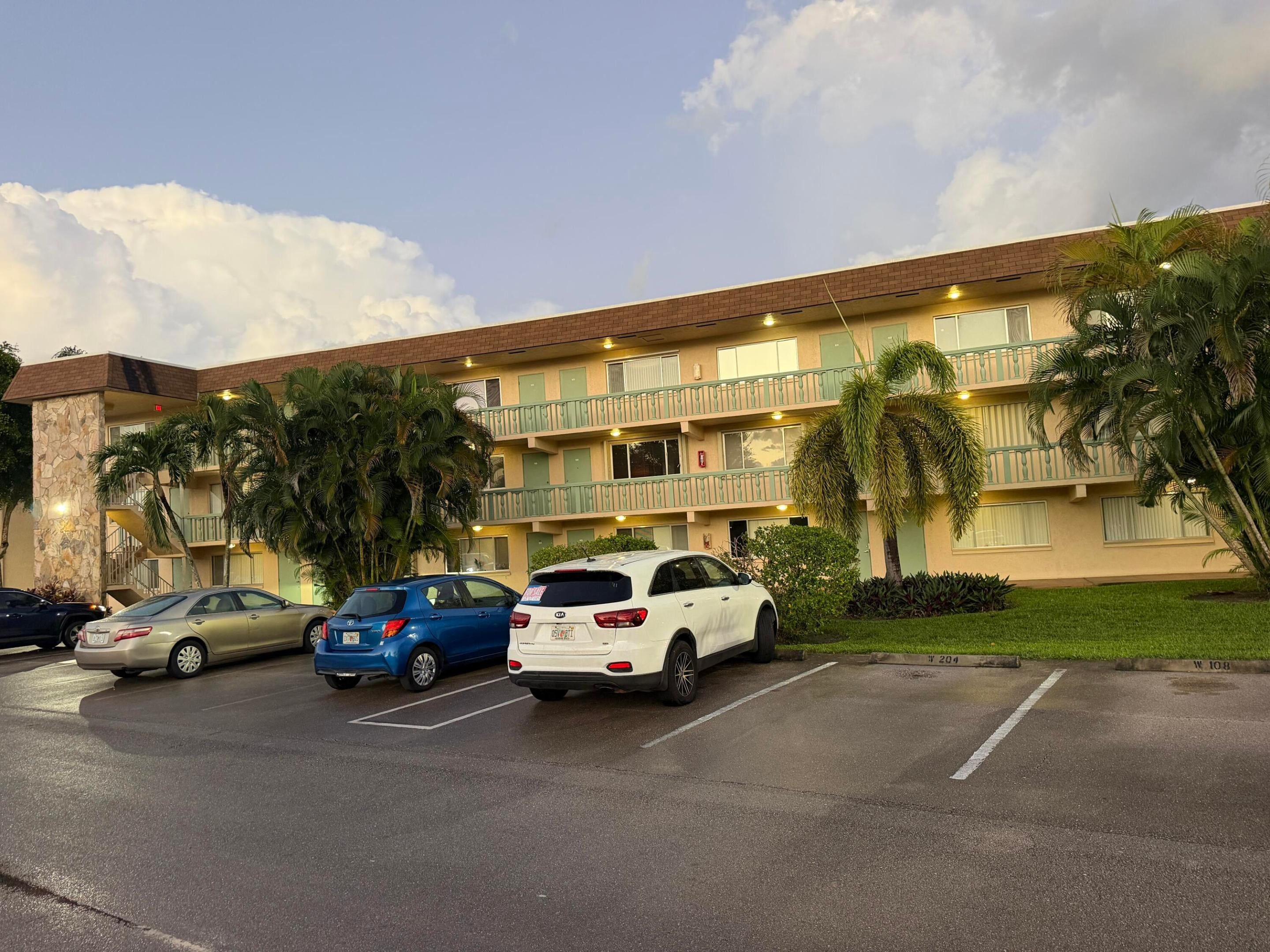 400 VILLAGE GREEN Circle W 205