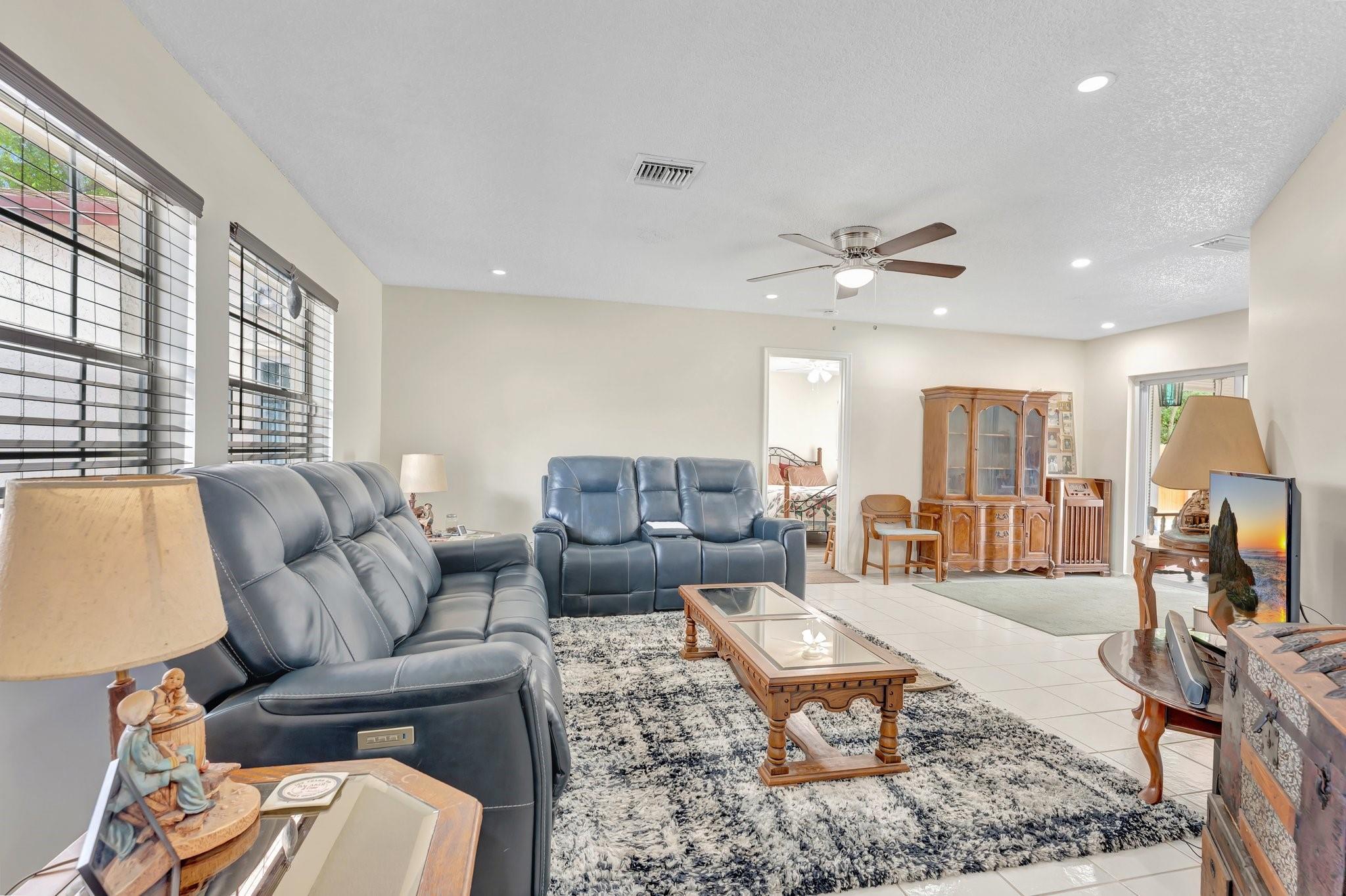 8100 NW 44th Ct, Lauderhill, FL, 33351/$574,869 2 8100 NW 44th Ct