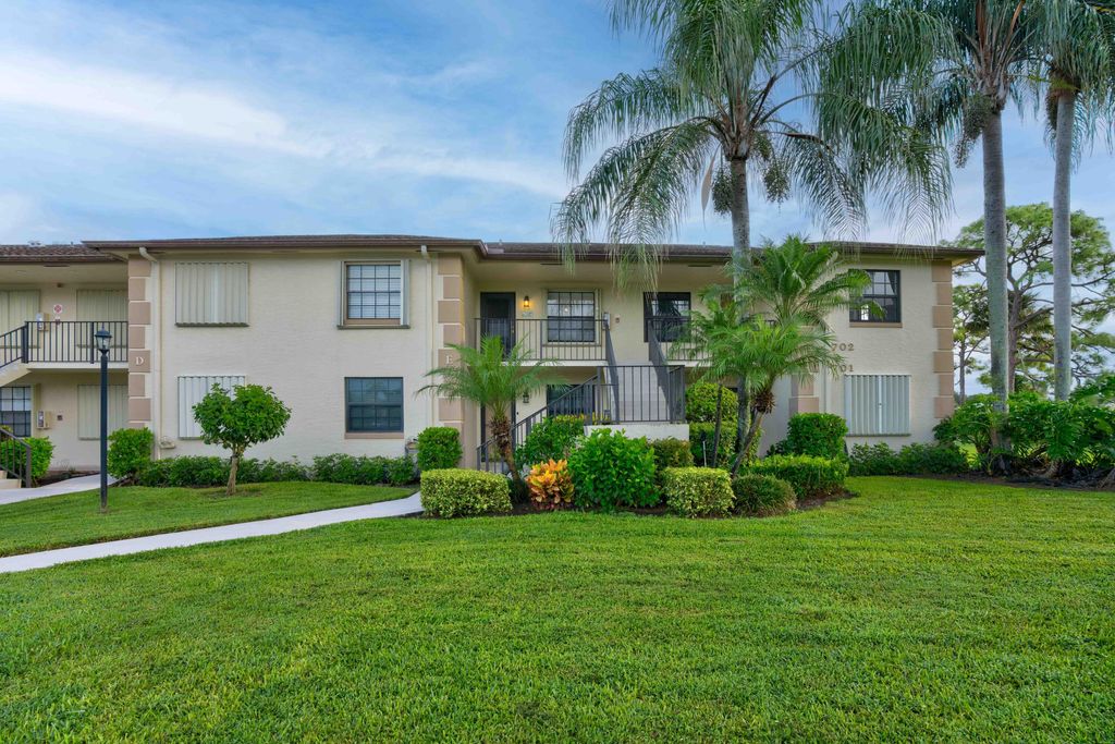 Photo of 702 Pinecrest Circle #E, Jupiter, FL 33458 (MLS # R10923320)