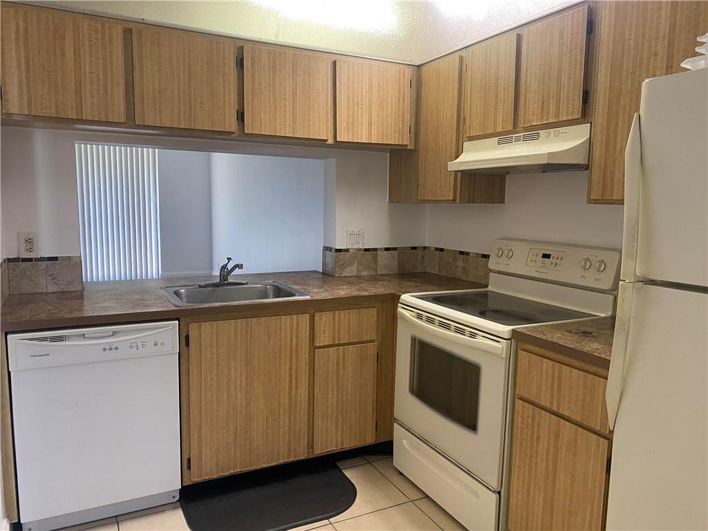 Villas At Meadow Lakes Co - Residential Lease