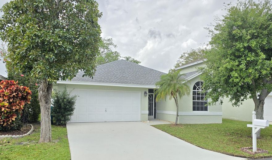 Beautiful 3/2 in a quiet and well centralized neighborhood. Amenities include community pool, tennis courts, and fenced in backyard. Partially remodeled, including new bathrooms and AC.
