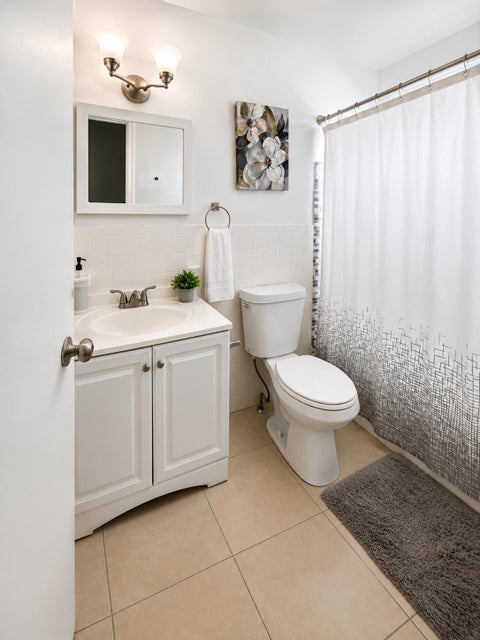 Tiny photo for 557 W Dayton Circle, Fort Lauderdale, FL 33312 (MLS # B26047386)