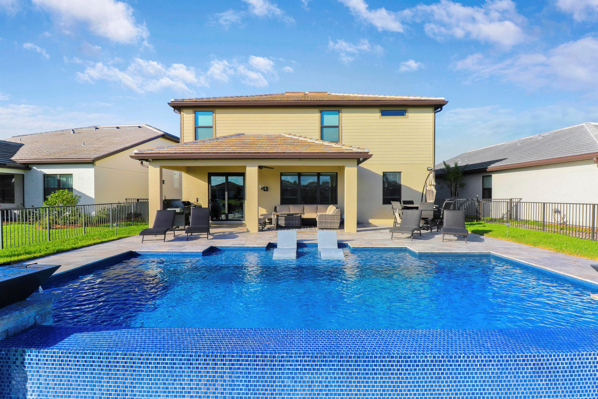 724 SE Boboli Way