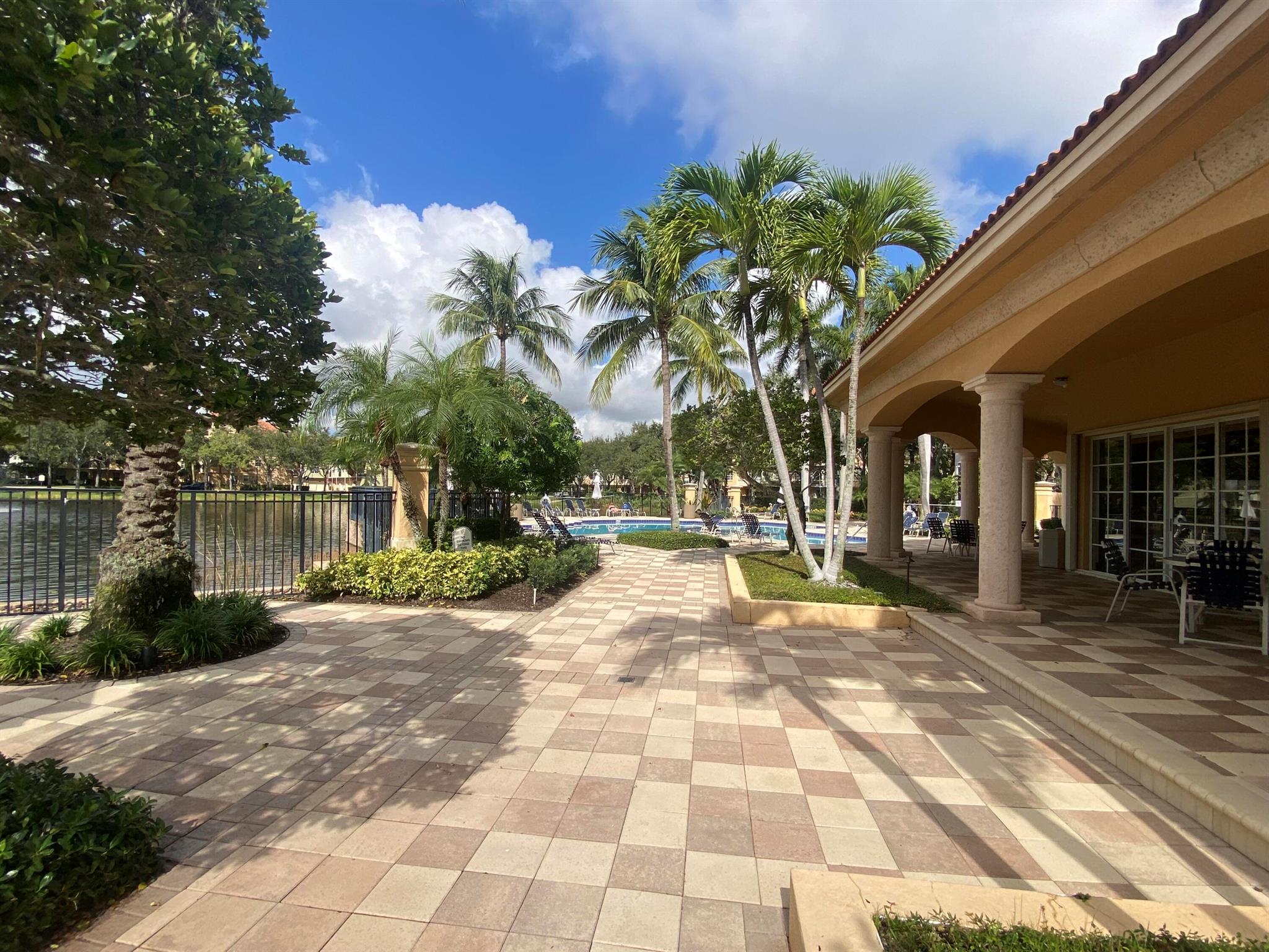 HARBOUR OAKS - Residential