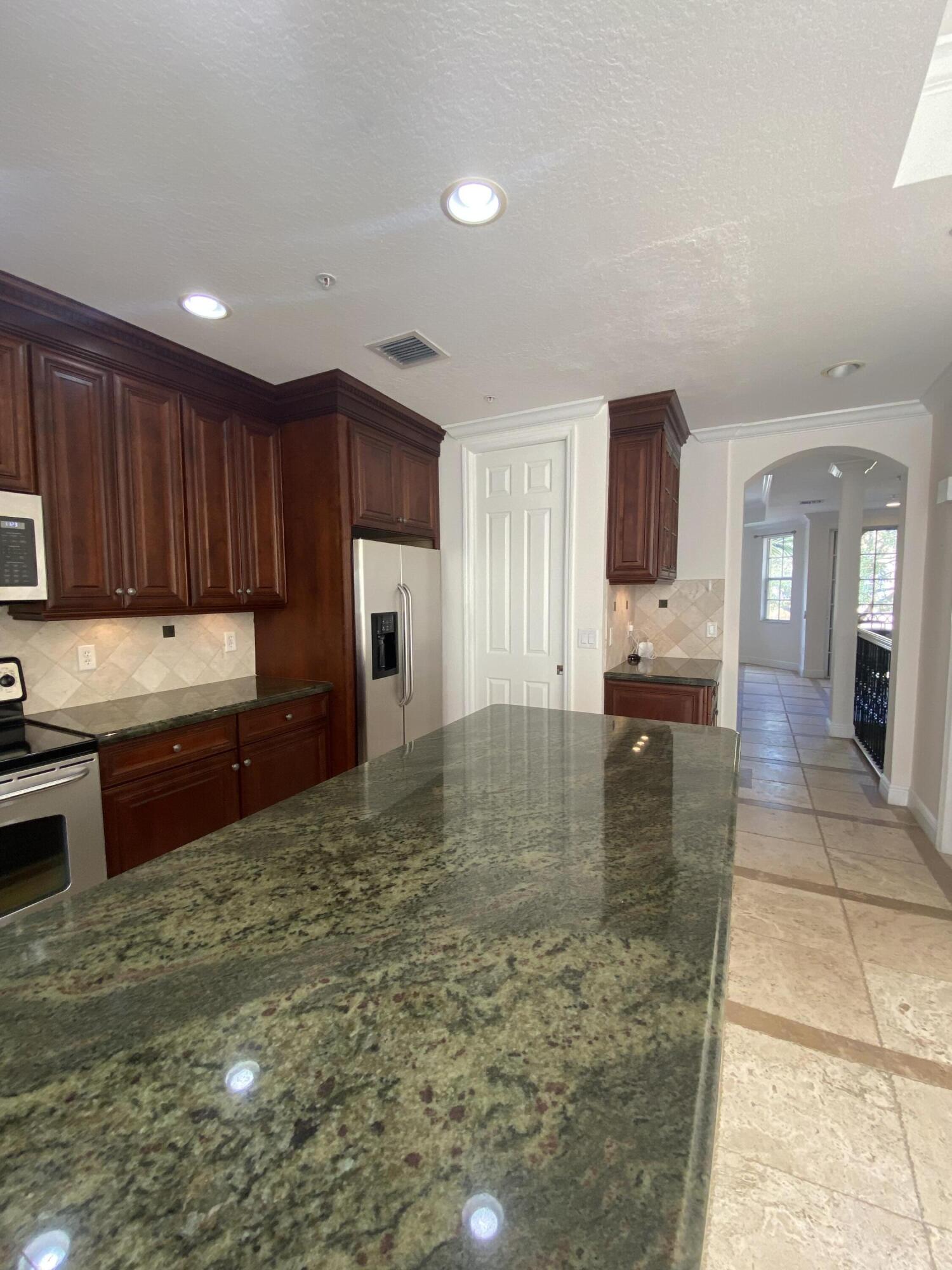 HARBOUR OAKS - Residential