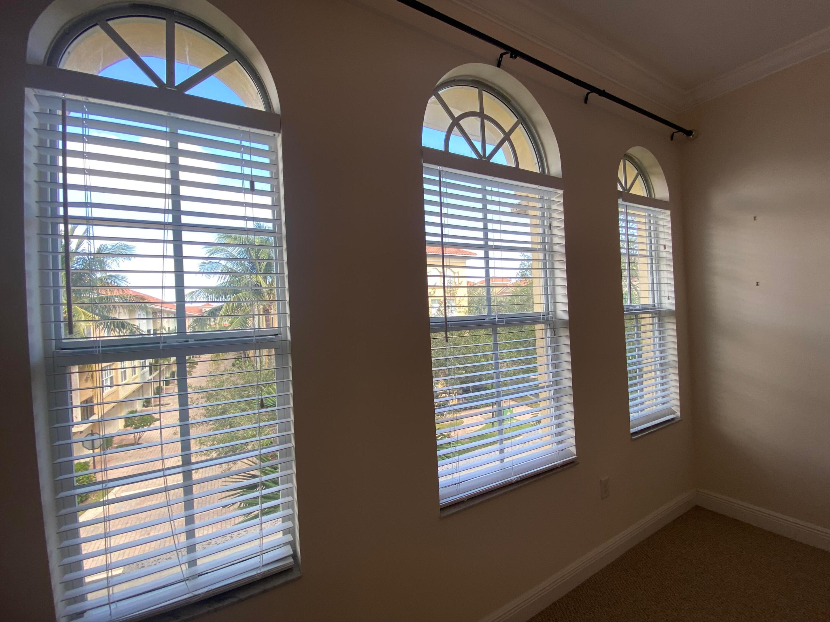 HARBOUR OAKS - Residential