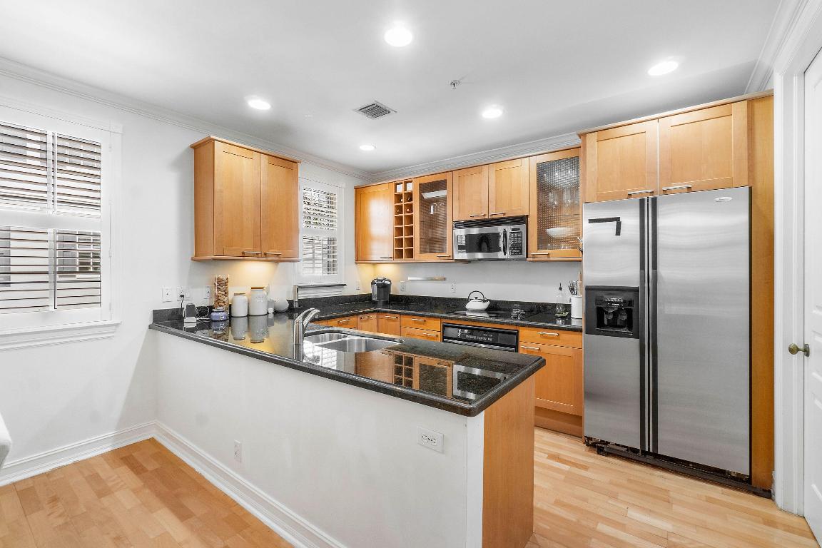 MALLORY SQUARE - Residential