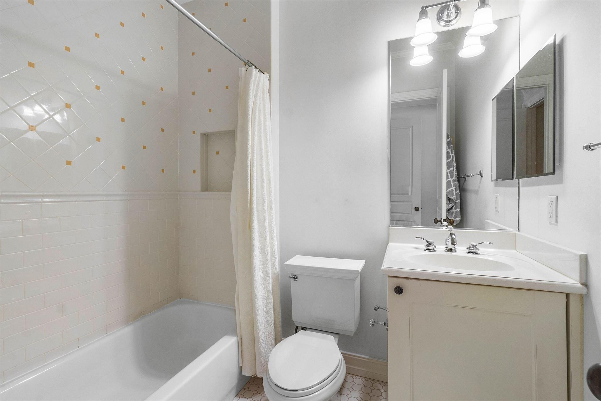 MALLORY SQUARE - Residential