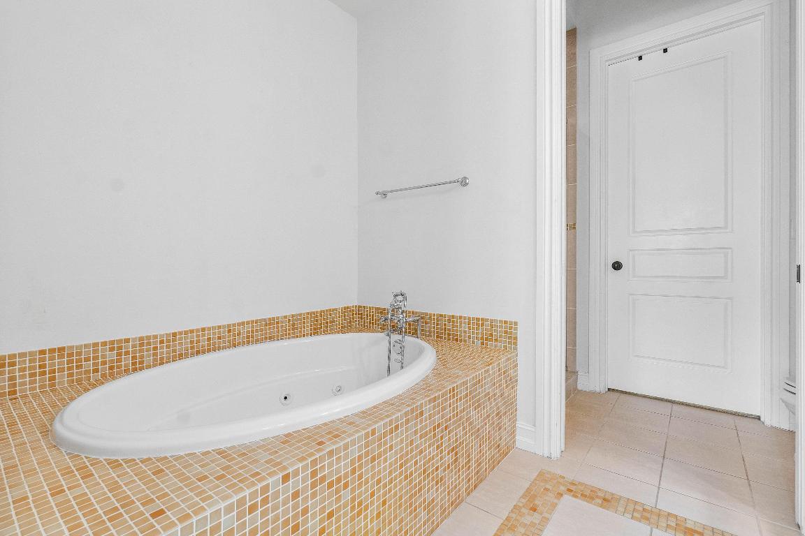 MALLORY SQUARE - Residential