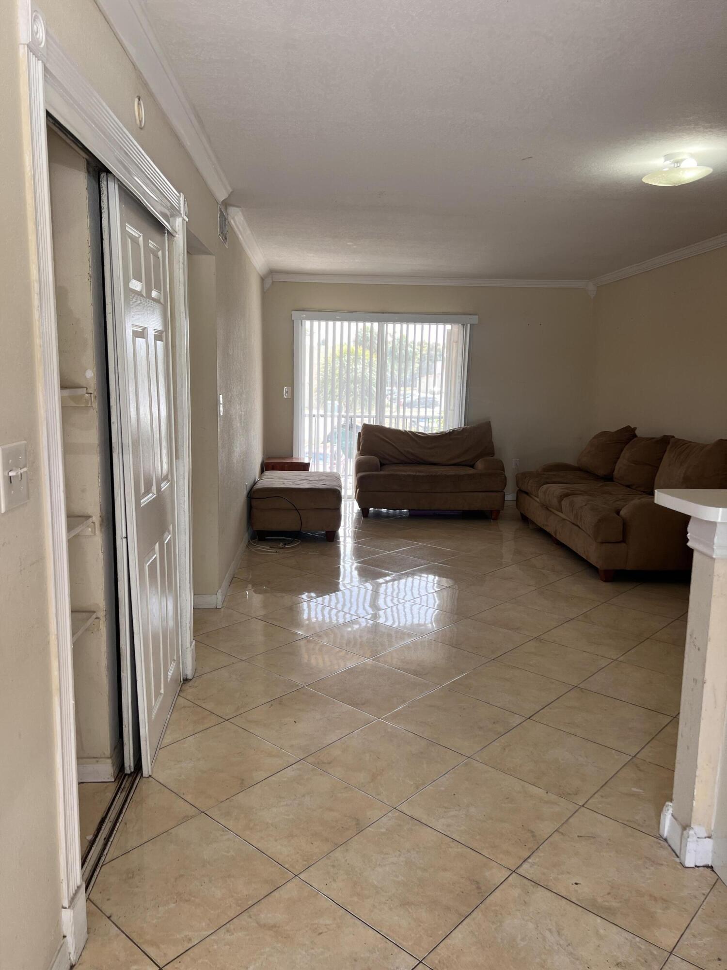 FOREST HILL GARDENS EAST COND - Residential