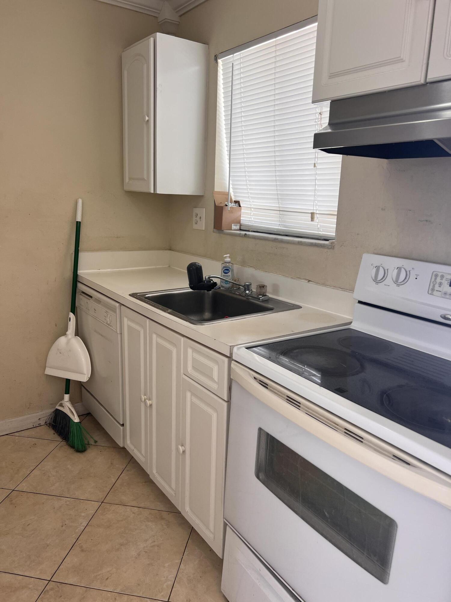 FOREST HILL GARDENS EAST COND - Residential