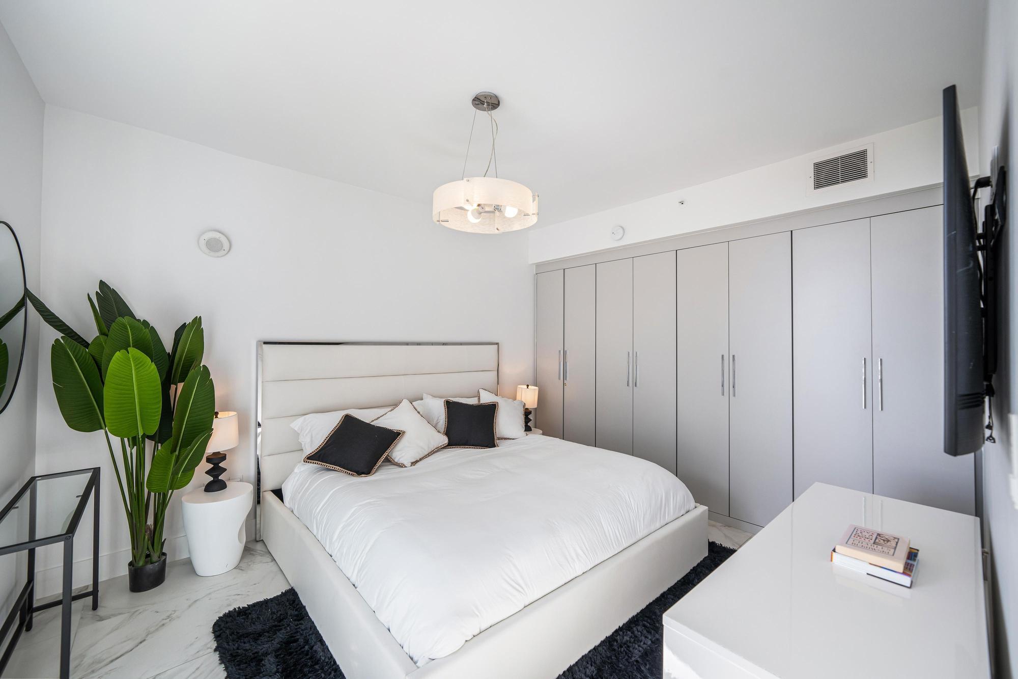 225 Collins Avenue 6j