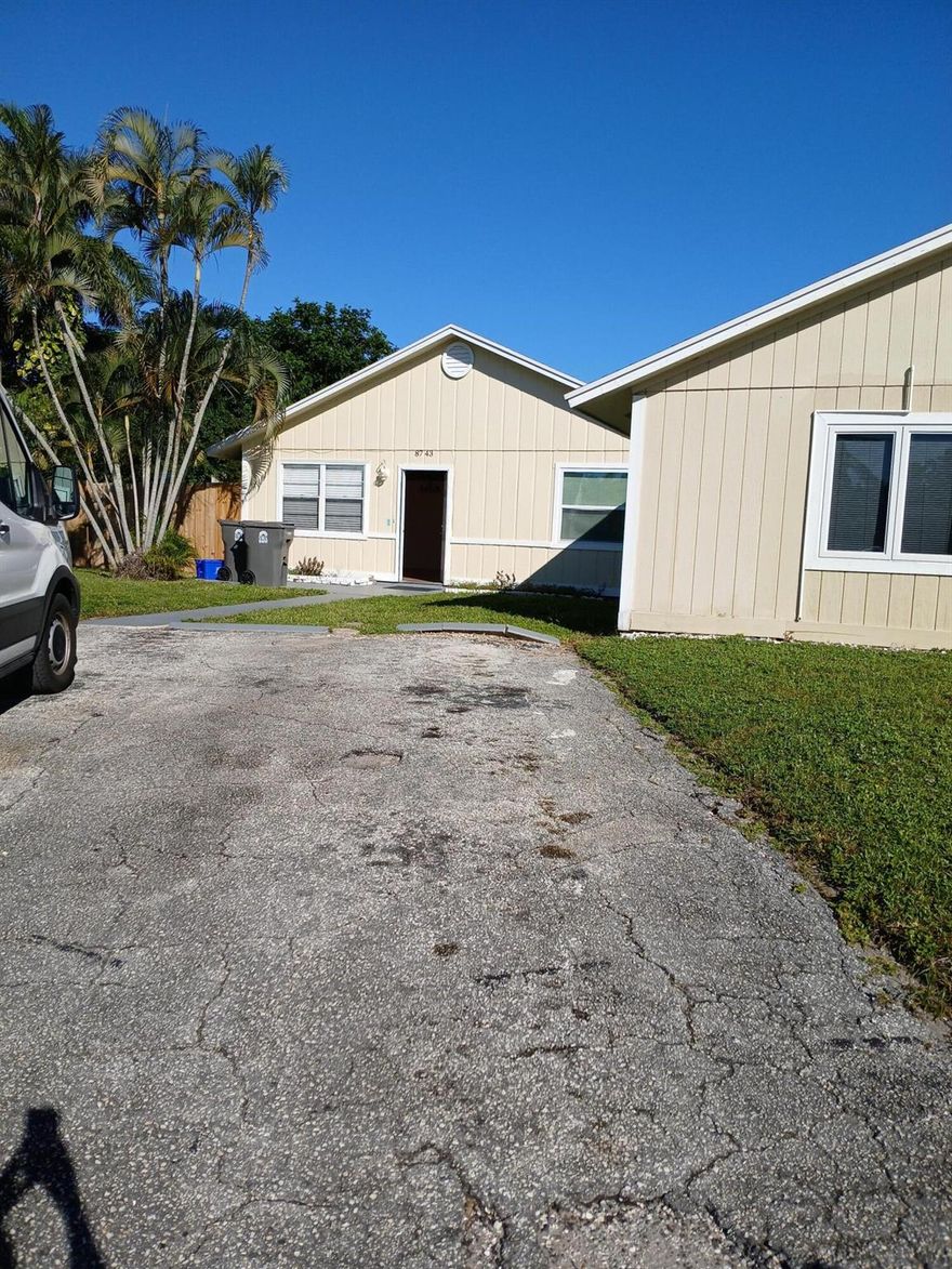 Villa with large fened in yard, all tile floors, stainless steel appliances, washer, dryer, vaulted ceilings, screened in porch. Lawn service included in rent.