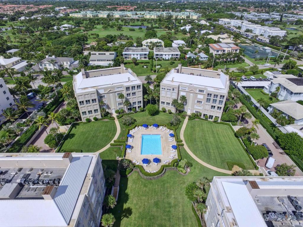 BALLANTRAE CONDO - Residential