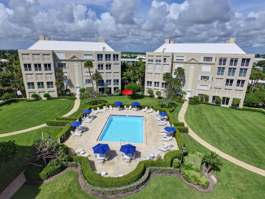 BALLANTRAE CONDO - Residential