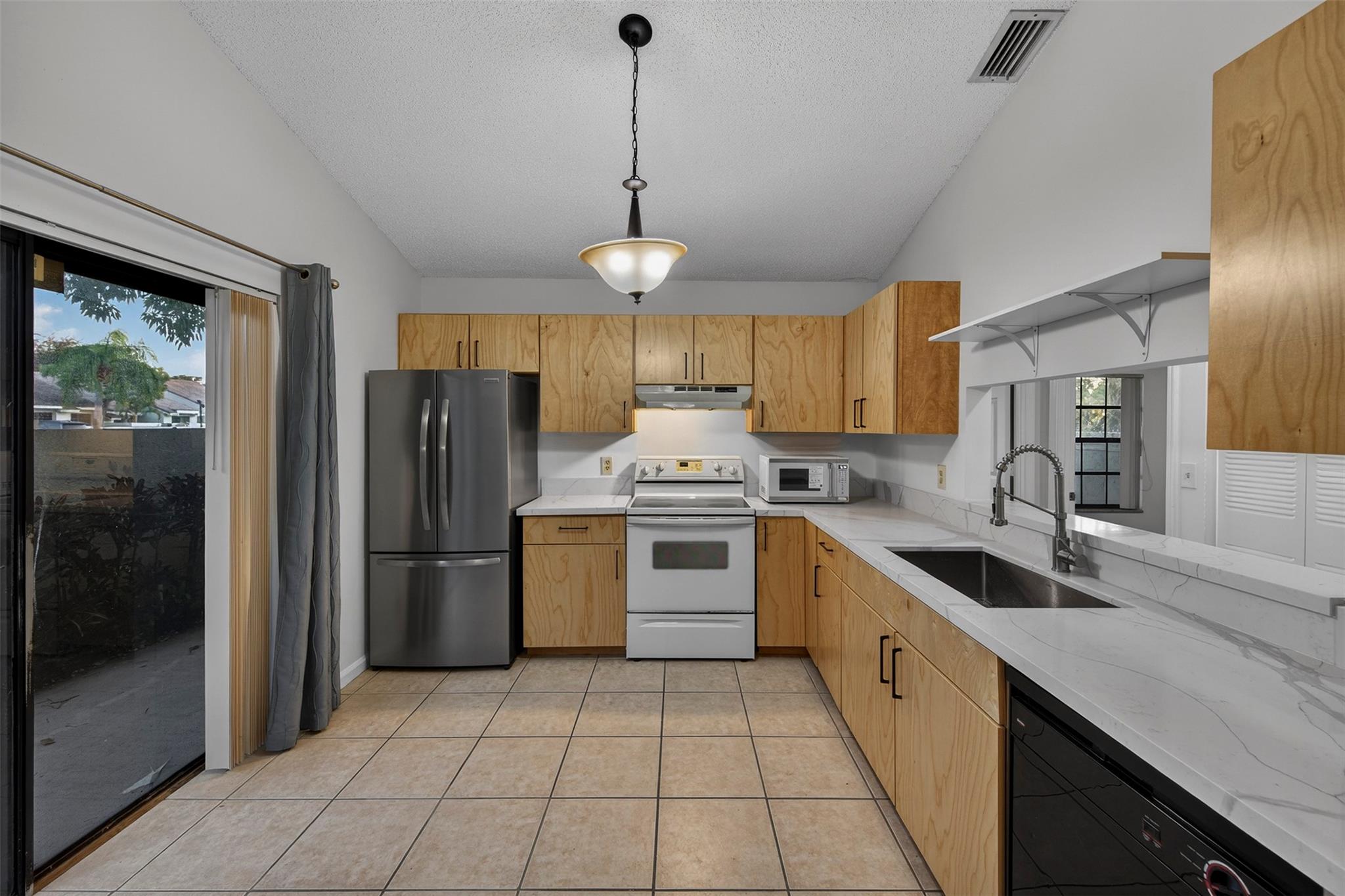 WINDWOOD UNIT I - Residential Lease