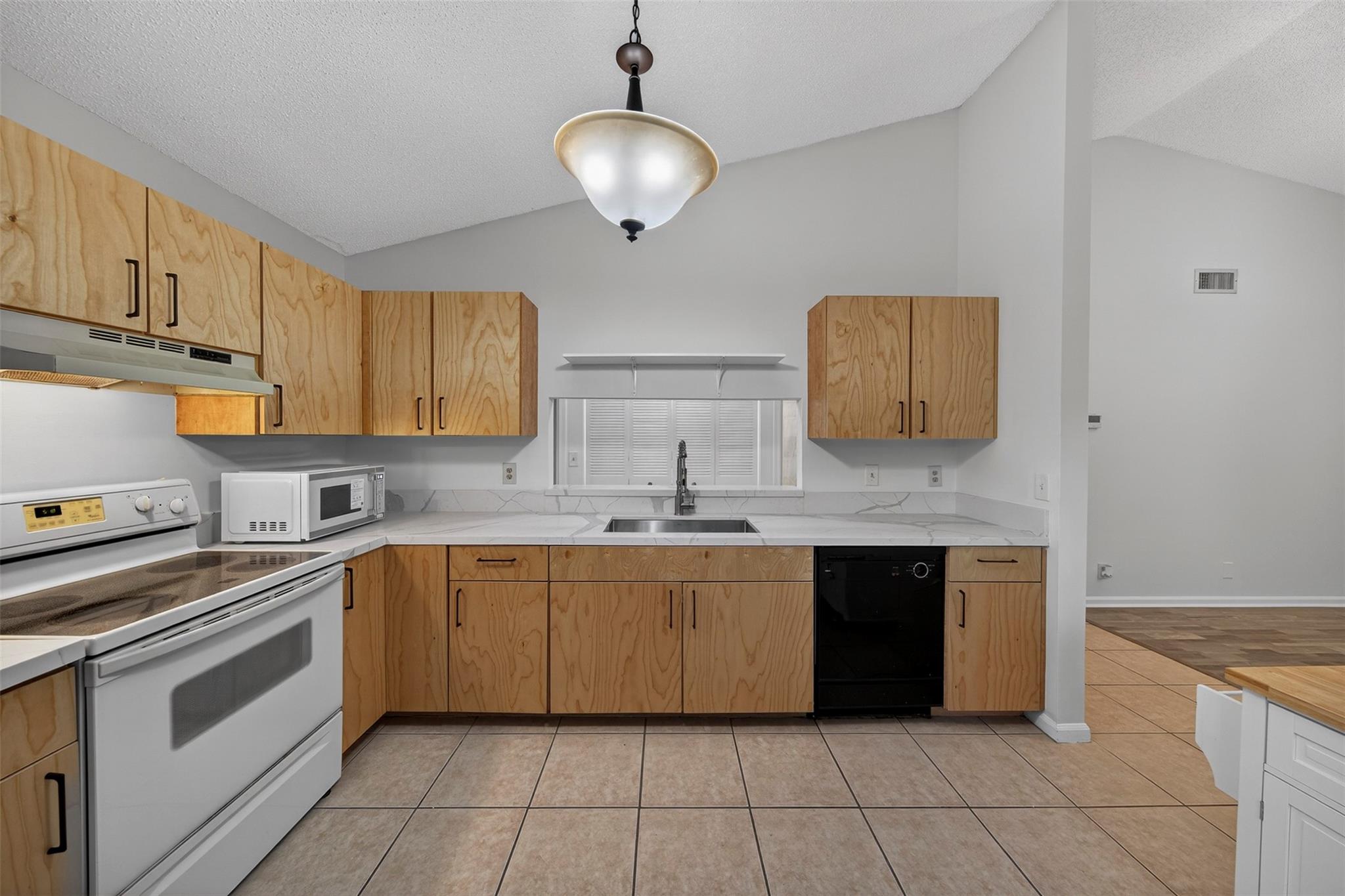 WINDWOOD UNIT I - Residential Lease