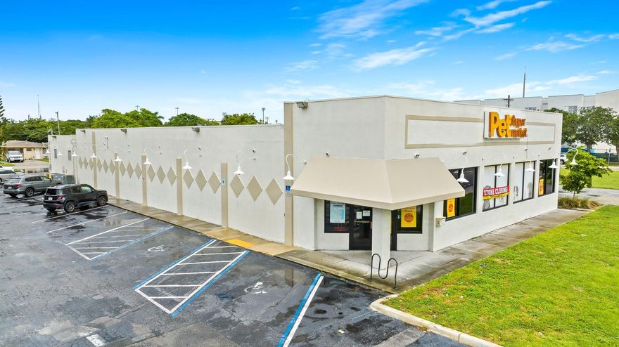 Exceptional freestanding commercial space with premier frontage on US-1 in the heart of Hollywood, FL. Offering maximum visibility, ample on-site parking, and liberal zoning, the wide-open floor plan accommodates a variety of uses, including showroom, automotive, or retail flex. Surrounded by vibrant retail, dining, and residential developments, the property is positioned in a city experiencing dynamic growth with new mixed-use projects, residential communities, and commercial expansions. This strategic location offers businesses the opportunity to thrive in one of South Florida’s most rapidly growing markets.

Size: 9,042 -  $35.00/SF NNN $10.87/SF