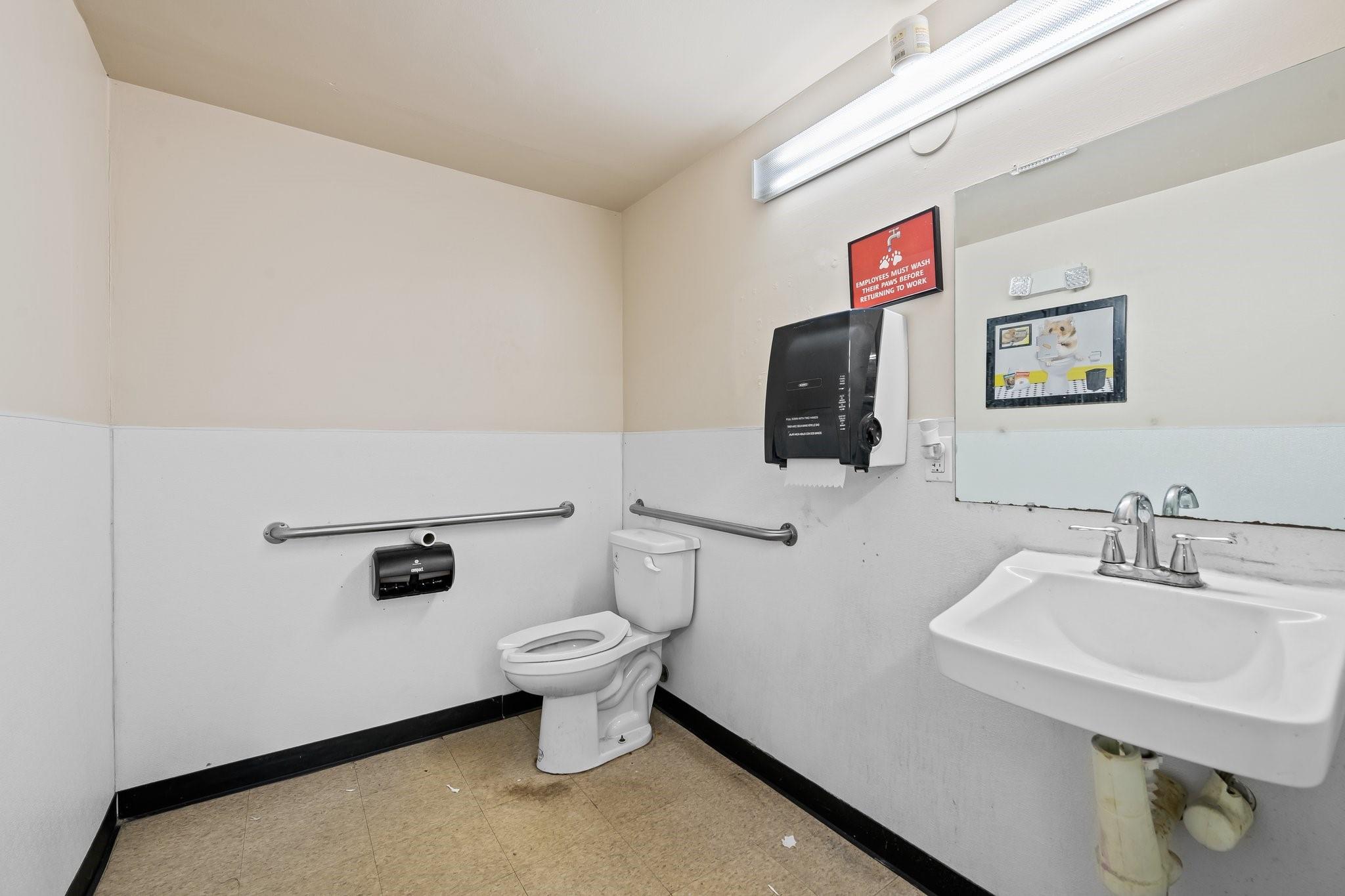 Main image without alt text