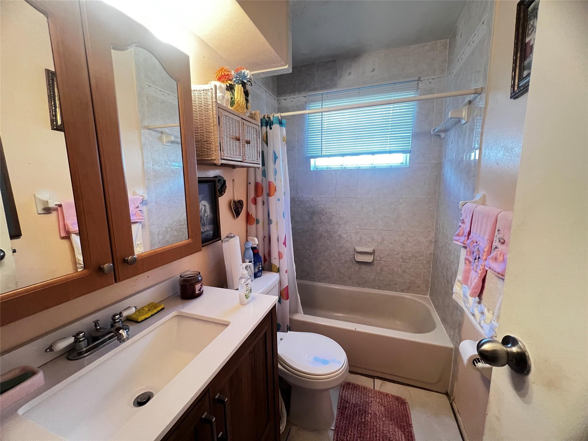 7840 NW 21st Ct, Sunrise, FL, 33322/$410,000 3 7840 NW 21st Ct