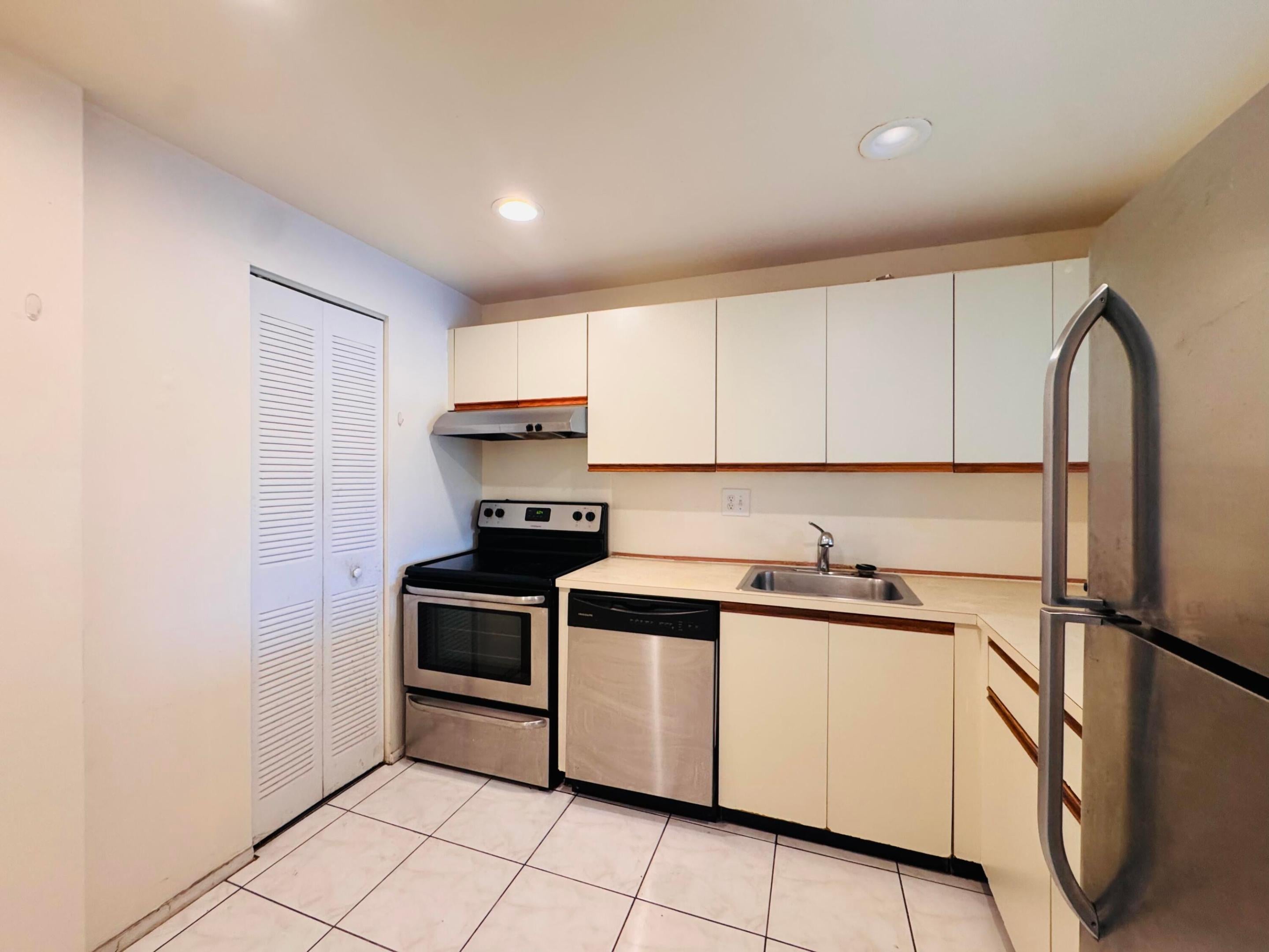 8025 S Colony Cir Circle 203, Tamarac FL 33321
