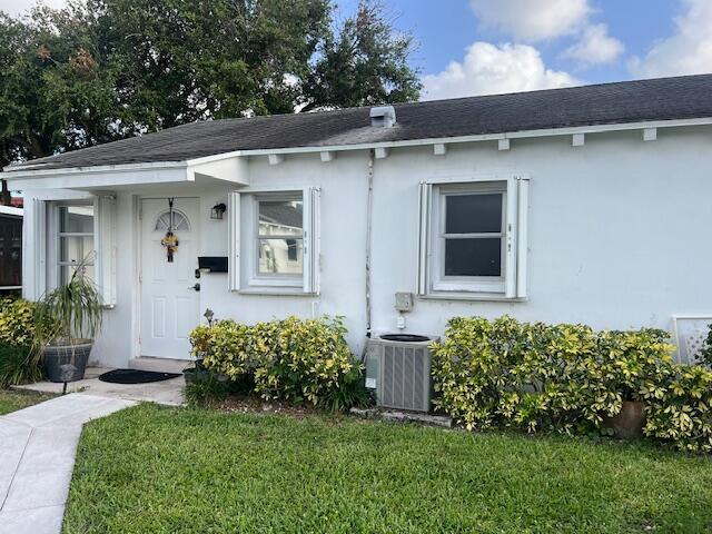 NICE 1/1 CONDO IN 55+ COMMUNITY WITH COMMUNITY POOL AND CLUBHOUSE. NEAR NEW PUBLIX AND PALM BEACH GARDENS MEDICAL CENTER. MONTHLY ASSESSMENTS INCLUDE CABLE, INTERNET, EXT/ASSOC INSURANCE AND WATER.