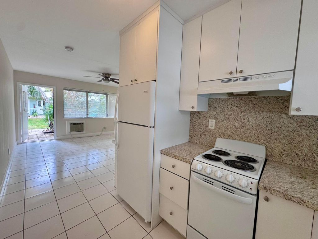 Photo of 1021 NE 8th Avenue #3, Delray Beach, FL 33483 (MLS # R11078235)