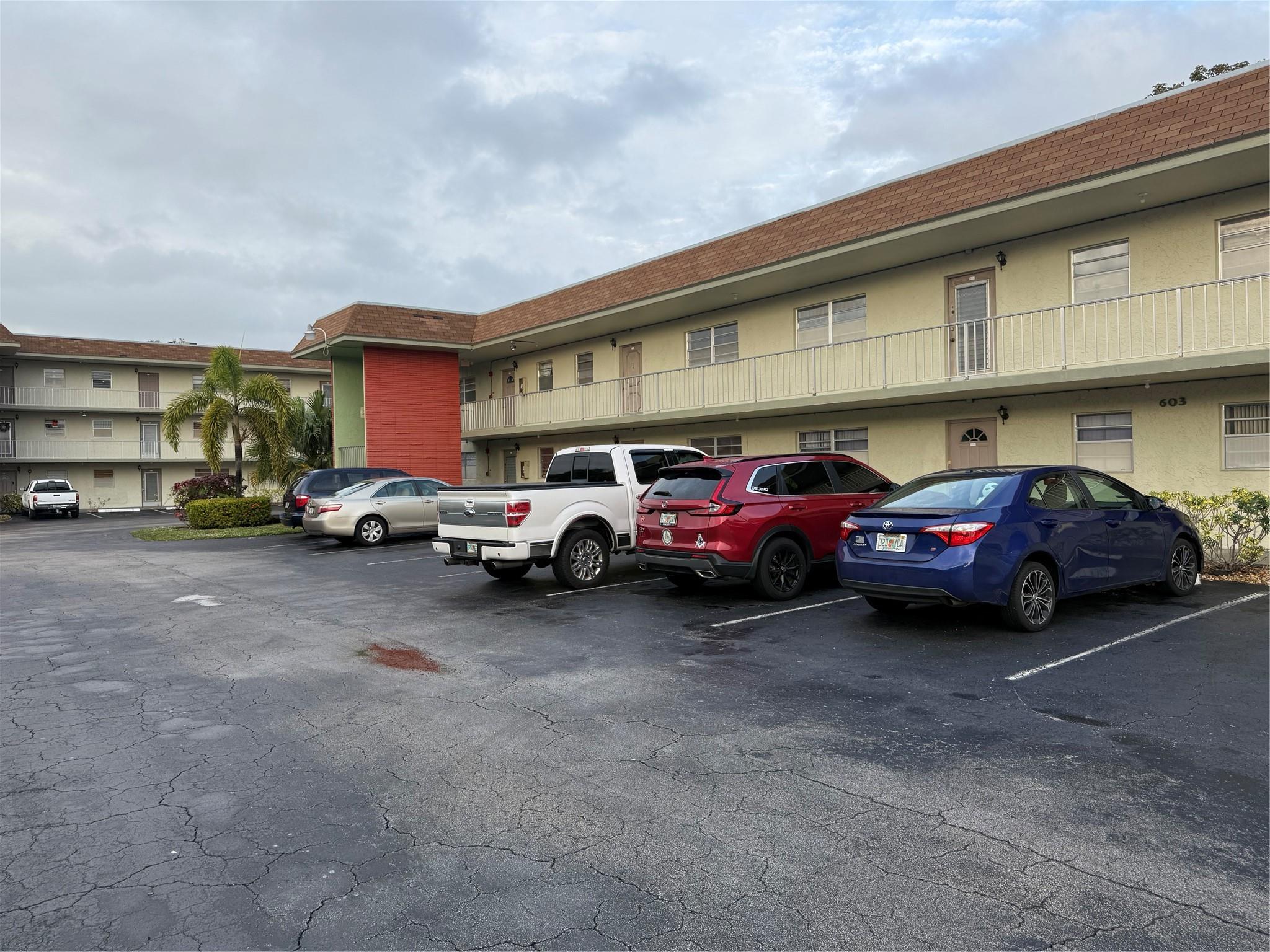 NICE COMPLEX CLOSE TO EVERYTHING: BUS, SHOPS. VERY CONVENIENTLY LOCATED IN BROWARD!