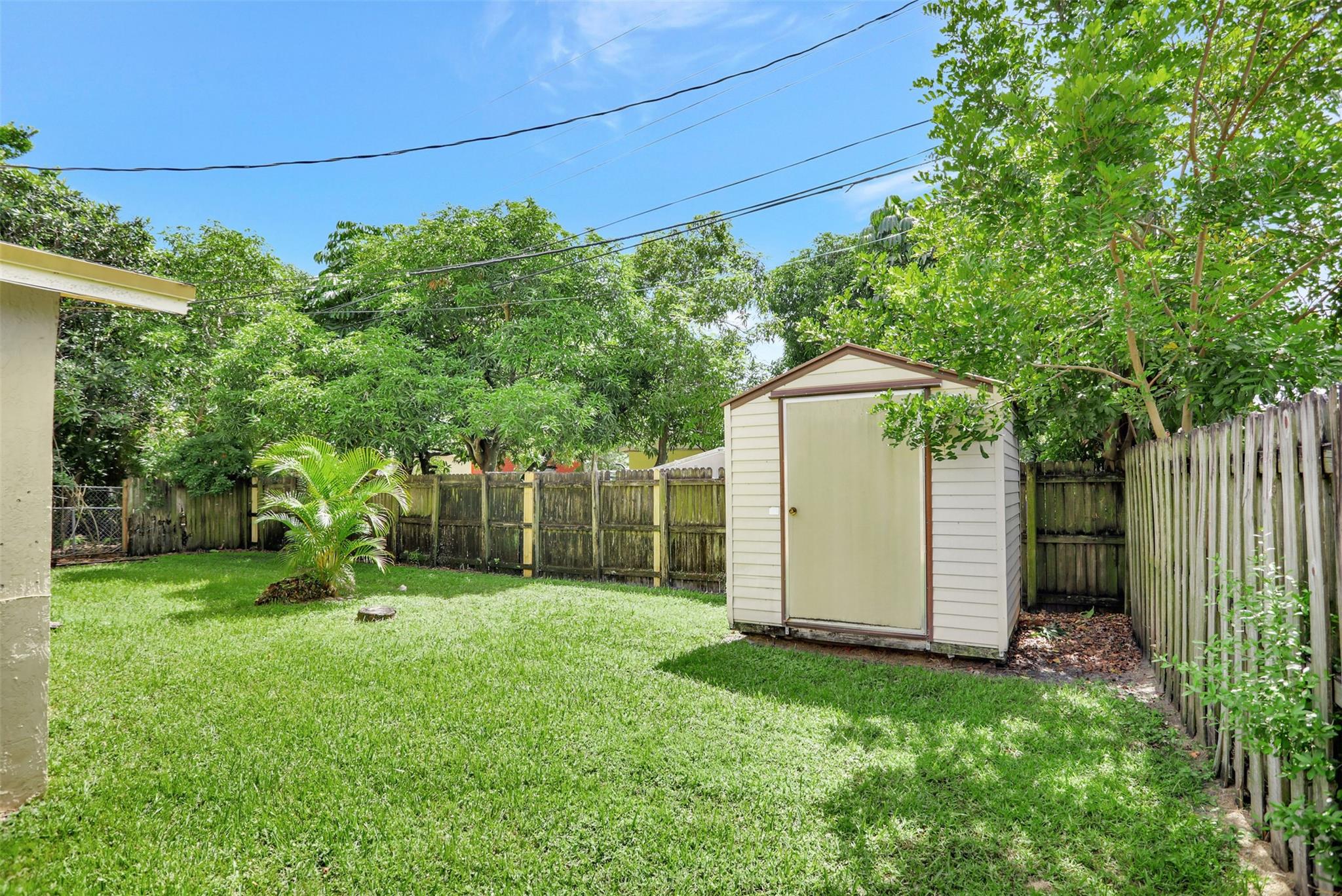 560 NW 21st Ct