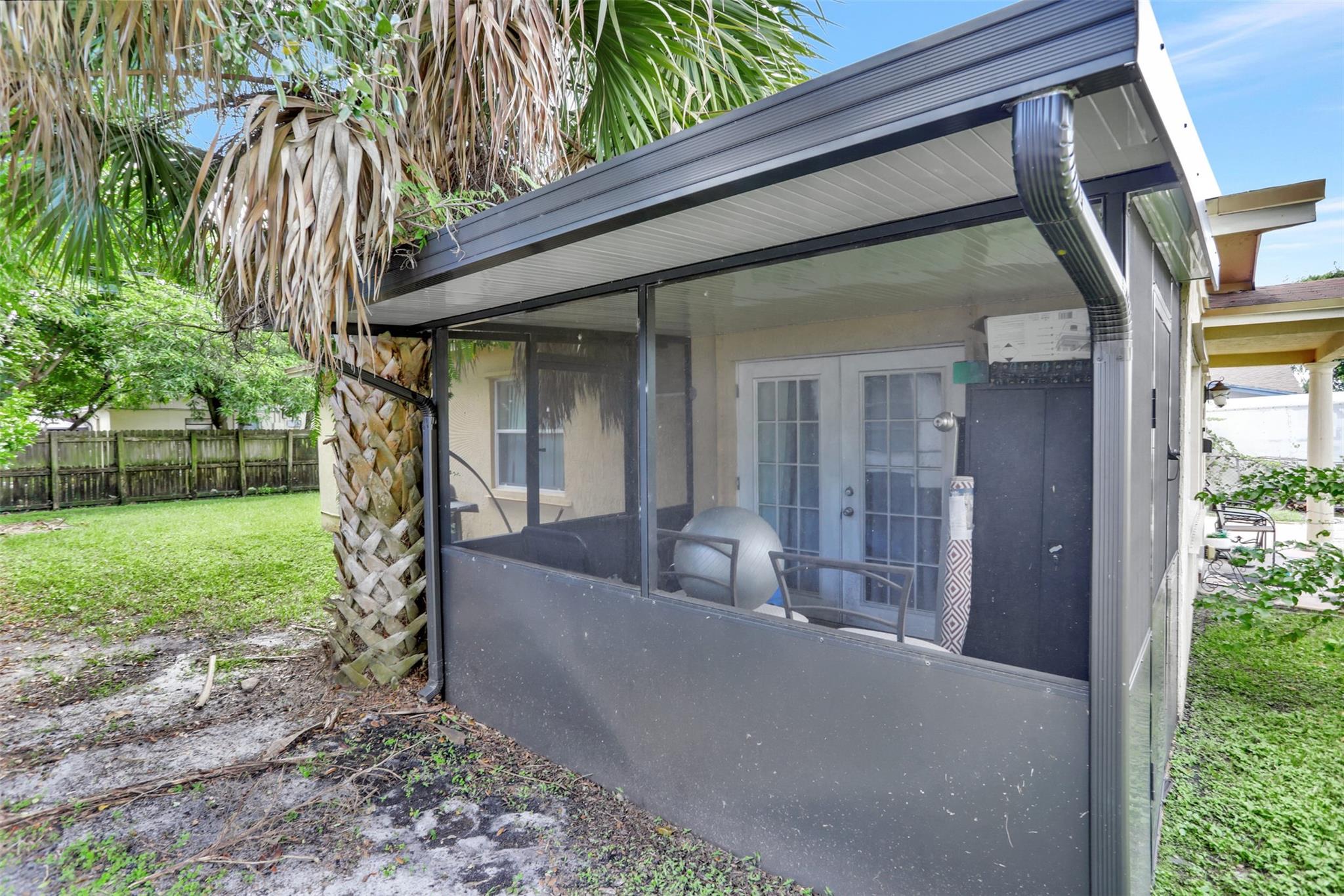560 NW 21st Ct