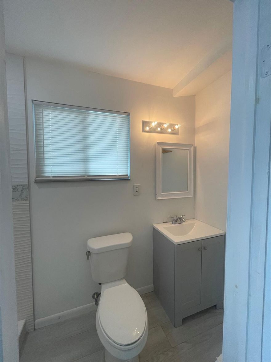 Beautiful and well-maintained studio located just minutes from Sawgrass Mills. Rent includes water and electricity. No credit requirements – easy and fast approval process. Ideal for quick move-in