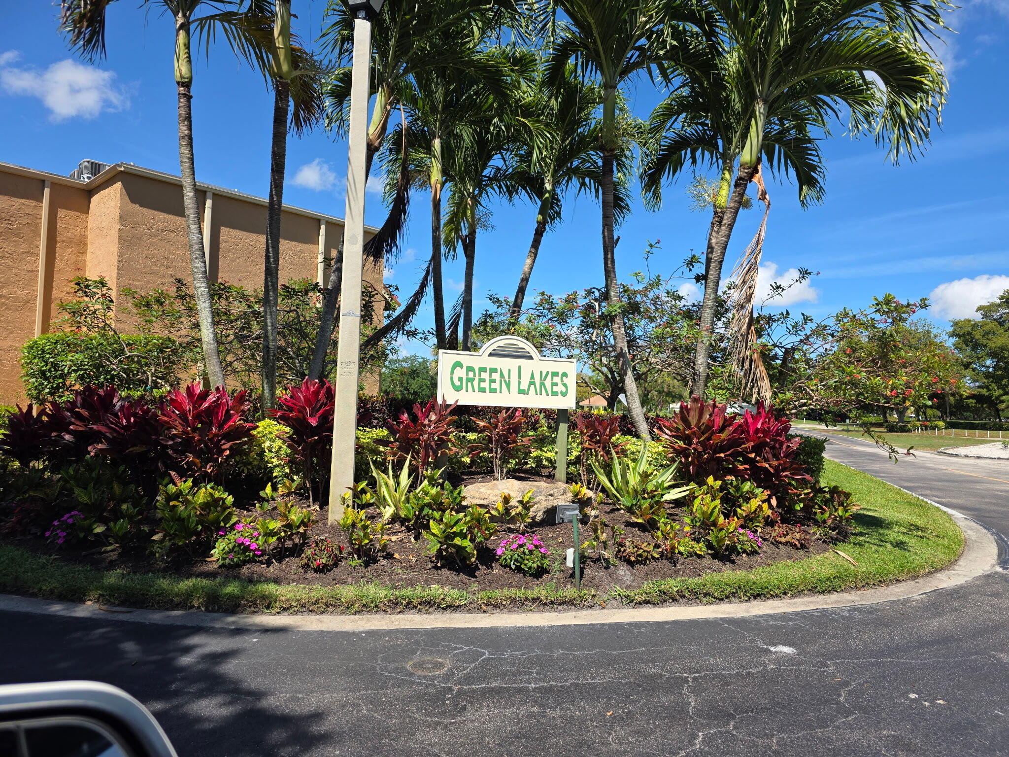 GREEN LAKES CONDO 1 THRU 21 OR3248P1 - Residential