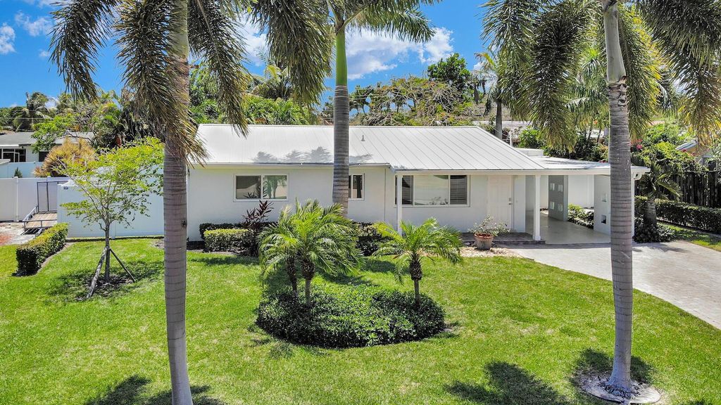 Photo of 430 NE 25th Terrace, Boca Raton, FL 33431 (MLS # R10888924)